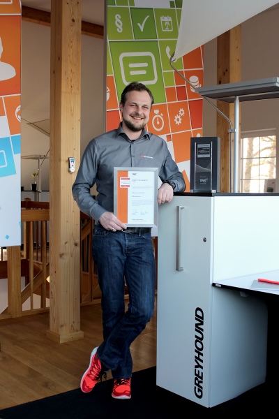 Ulrich Pöhner, Leiter Marketing bei digital guru GmbH & Co. KG, freut sich sichtlich über den Innovationspreis-IT für die Software-Lösung GREYHOUND Cube in der Kategorie „DMS".